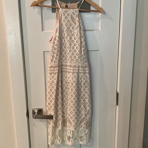 Lulu’s white lace dress